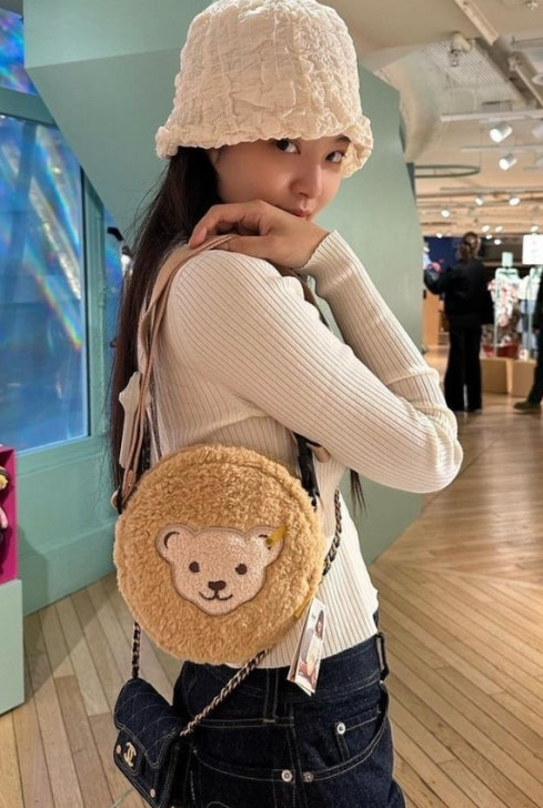 AWESOME NEEDS WAVY LAMPSHADE HAT (BLACKPINK Jennie Wear) AWESOME NEEDS WAVY LAMPSHADE HAT (BLACKPINK Jennie Wear)