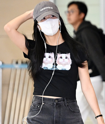 etre au sommet トップス シズニルック ETRE AU SOMMET Twin cat face half tee (BLACKPINK JISOO WEAR)