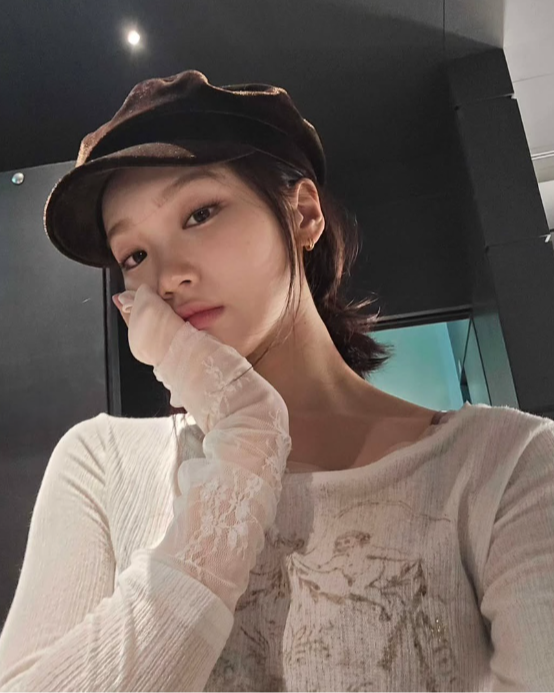 LE SSERAFIM チェウォン　SCULPTOR Layered Tee SCULPTOR Triple Lace Layered Tee (LE SSERAFIM Chaewon WEAR)