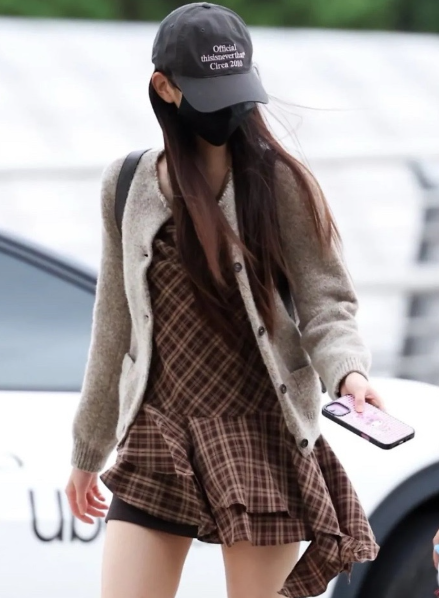 Lang&Lu CHEX Unbalance Blouse (Jang Wonyoung WAER) Lang&Lu  DKshop