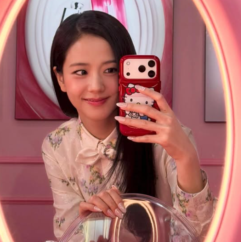 [Urban Sophistication X sanrio] The Puffer Phone Case (JISOO WEAR) Urban Sophistication  DKshop