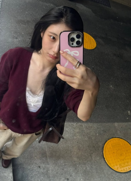FOLNUA PLONGER DEEP V NECK KNIT (ITZY Chaeryeong Wear) FOLNUA  DKshop