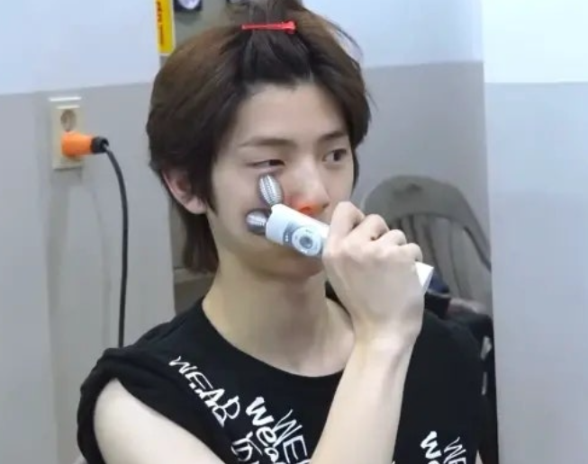[MOMMYCARE] EMS V-THERA Lifting Beauty Device (Used by JUHOON of CORTIS) MOMMYCARE  DKshop