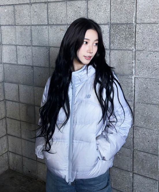 [New Balance] WOMEN Flying 204 Airy Hooded Lightweight Down Jacket (LE SSERAFIM's Kazuha Wear) New Balance  DKshop