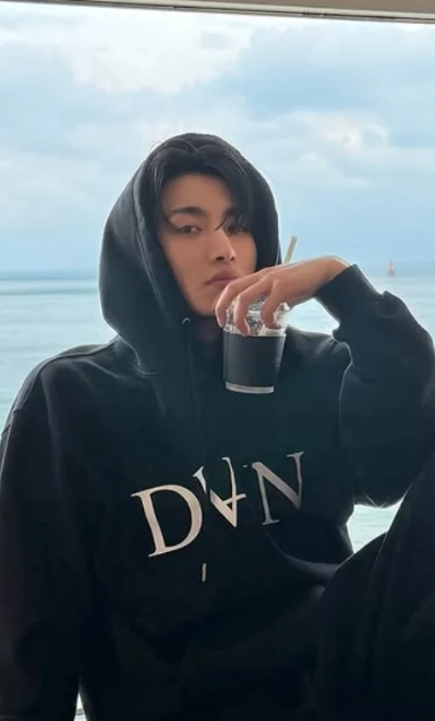 [DVAN] WHITE BIG NEON SIGN HOODIE (ateez Wear) DVAN  DKshop