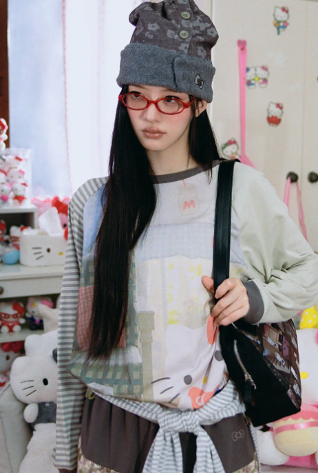 [aeae X Hello Kitty] HOUSE GRAPHIC RAGLAN TEE (ILLIT MINJU WEAR) aeae  DKshop