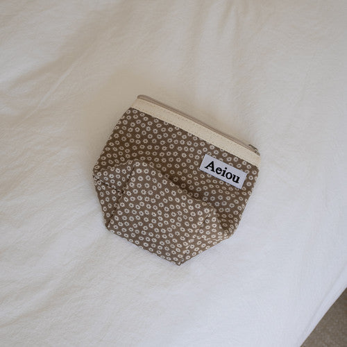 Aeiou Basic Pouch (M size) Flower Apron Brown Aeiou  DKshop