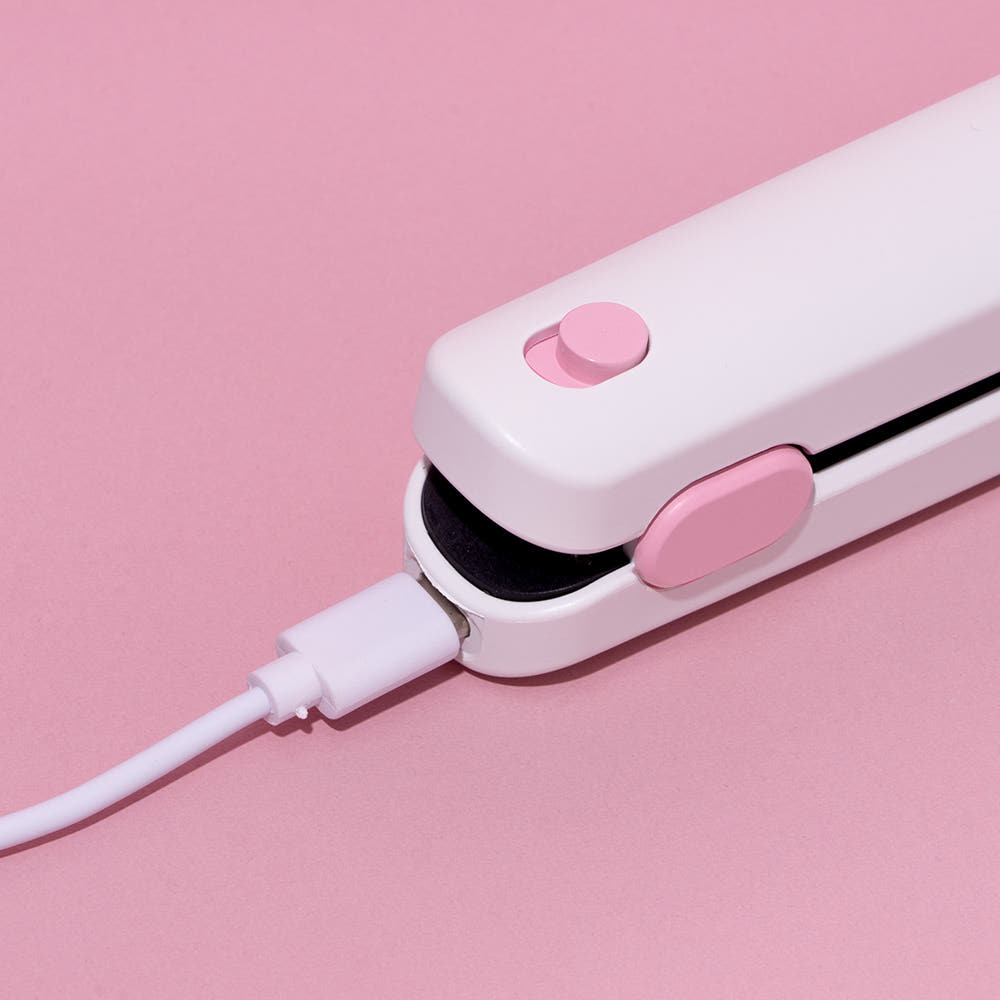 ROYCHE Peanuts Snoopy Wireless Mini Flat Iron ROYCHE  DKshop