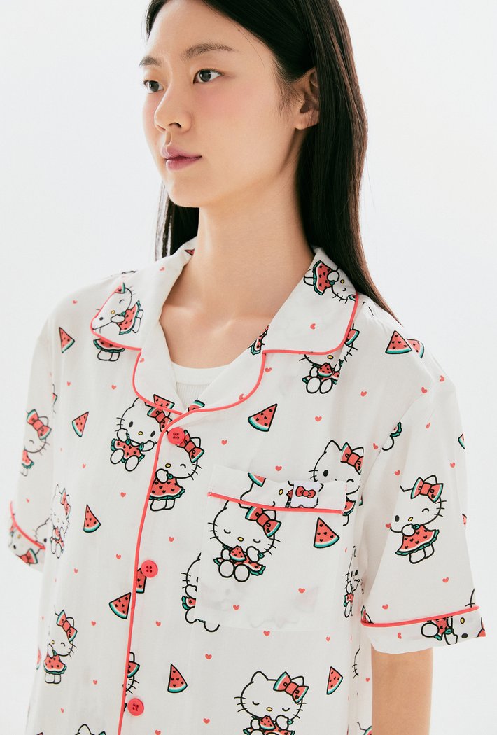 [SPAO X Hello Kitty] Short-Sleeve Pajamas Set SPAO  DKshop