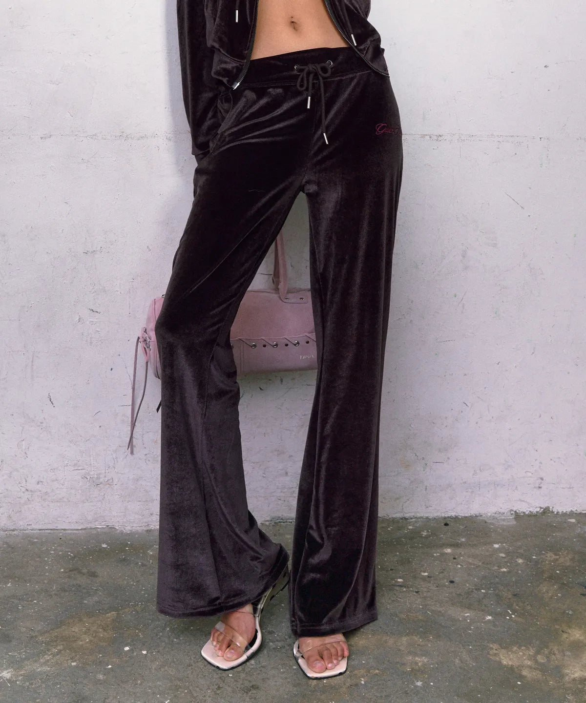 [Gila Archive X hieta] SIDE EYELET SIGNATURE LOGO VELOUR SWEAT PANTS Gila Archive  DKshop