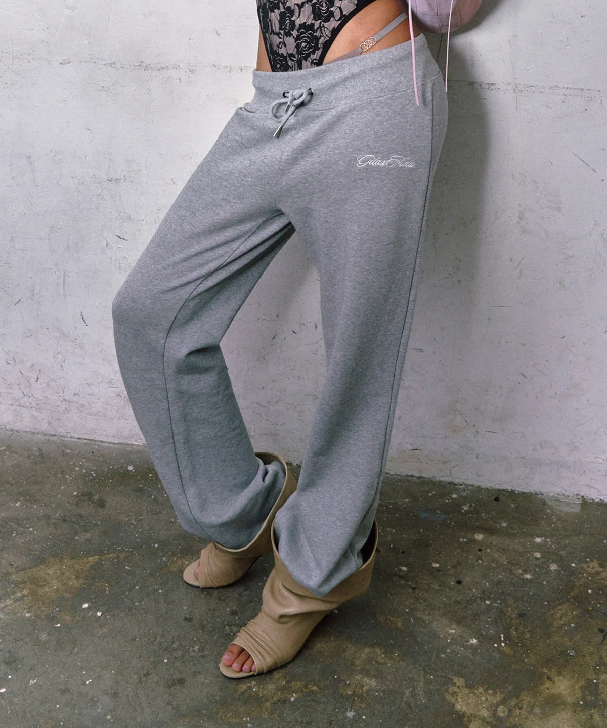 Gila Archive SIDE EYELET SIGNATURE LOGO SWEAT PANTS (IVE LIZ, WONYOUNG WEAR) (Copy) Gila Archive  DKshop