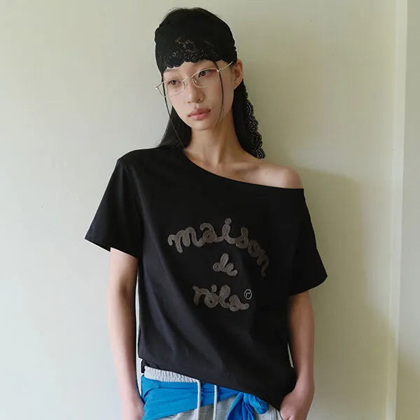 rolarola MAISON DE ROLA EMBROIDERY OFF SHOULDER T-SHIRT (Jang Wonyoung WAER) rolarola  DKshop