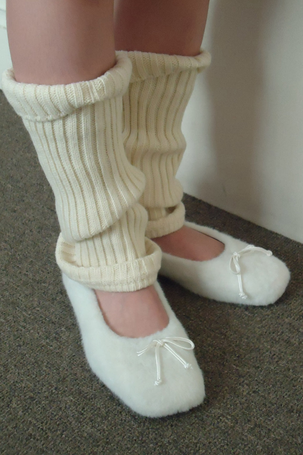 [The tis] SNOW COCO FLUFF RIBBON FLAT SHOES