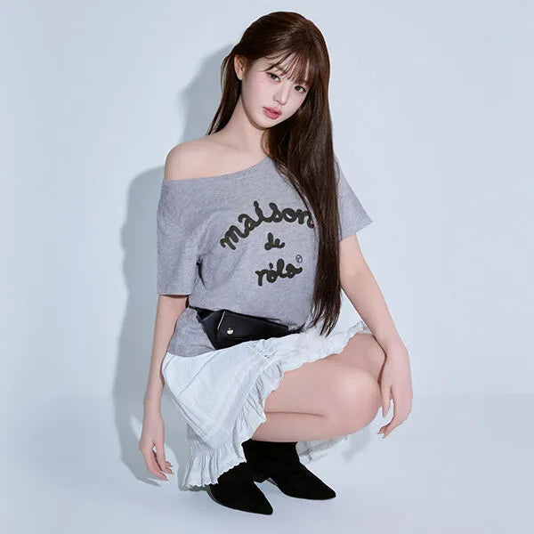 rolarola MAISON DE ROLA EMBROIDERY OFF SHOULDER T-SHIRT (Jang Wonyoung WAER) rolarola  DKshop