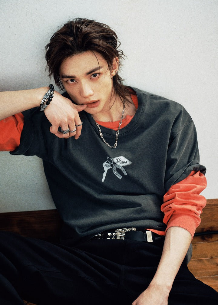[GUESS X HYUNJIN] Unisex Key Graphic Short-Sleeve T-Shirt GUESS  DKshop
