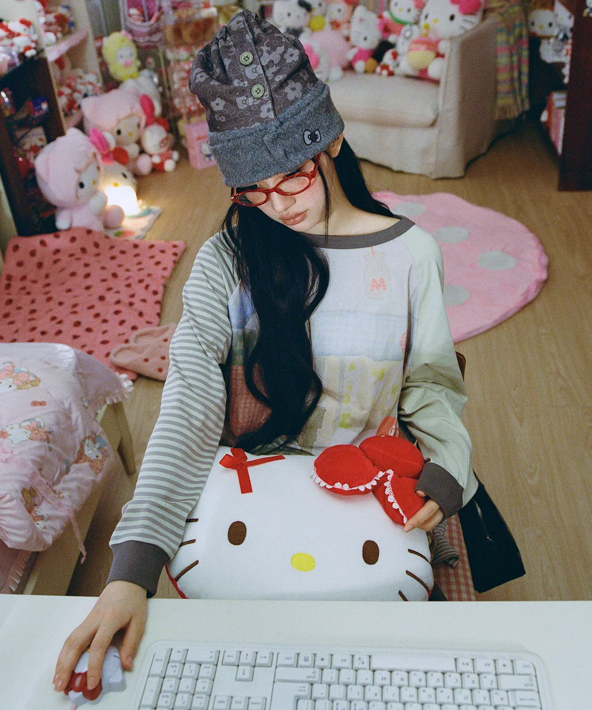 [aeae X Hello Kitty] HOUSE GRAPHIC RAGLAN TEE (ILLIT MINJU WEAR) aeae  DKshop