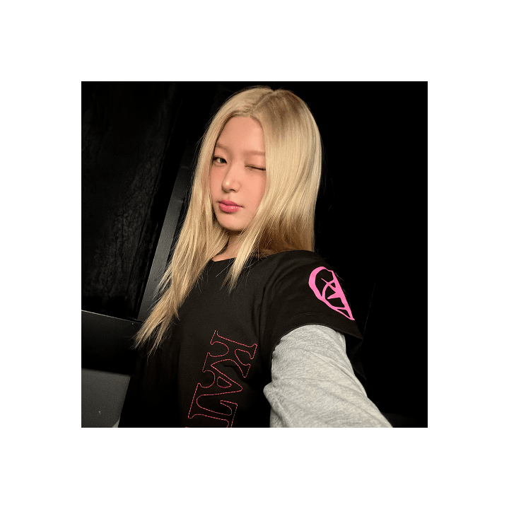 [PRE-ORDER] KATSEYE - KATSEYE x EYEKONS Logo Stitch Black T-Shirt KATSEYE  DKshop