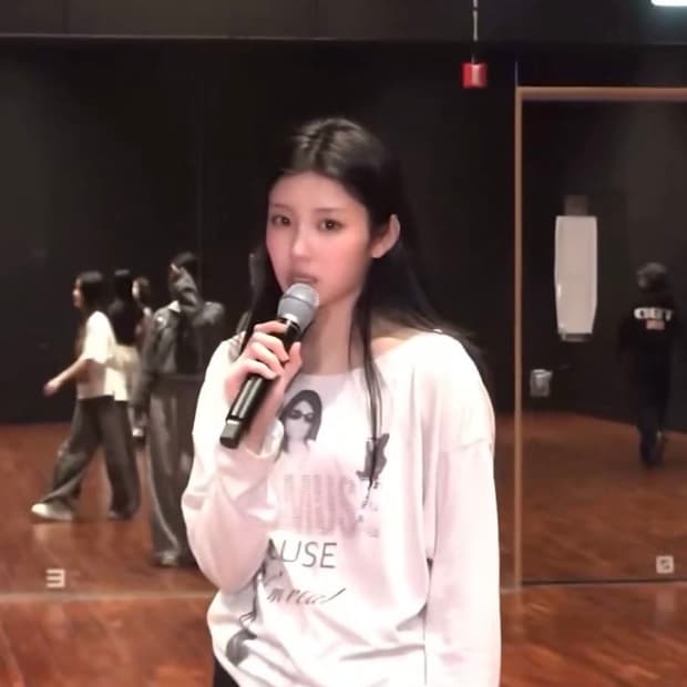 SCULPTOR Urban Muse Tee (ILLIT Wonhee WEAR) SCULPTOR  DKshop